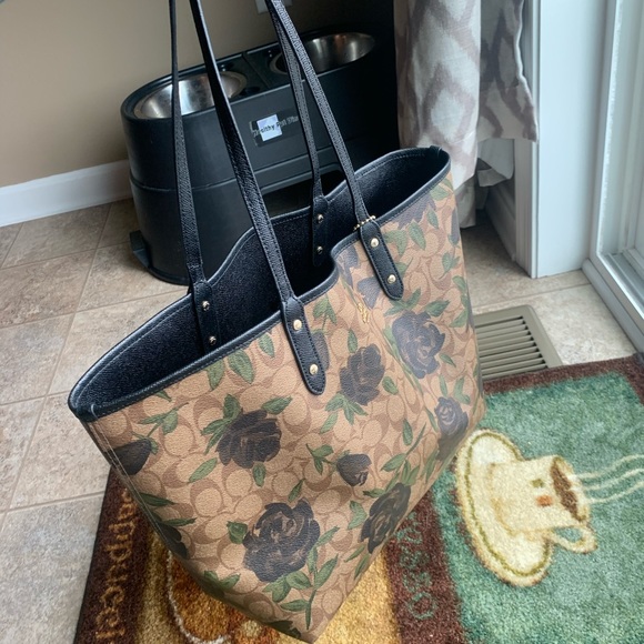 REVERSIBLE CITY TOTE WITH CAMO ROSE FLORAL PRINT - Picture 2 of 8